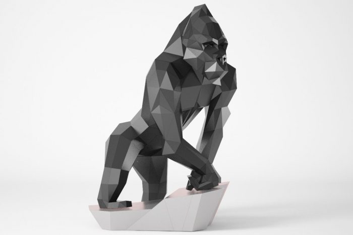 Gorilla Low Poly sitzt auf einem Stein für Papercraft