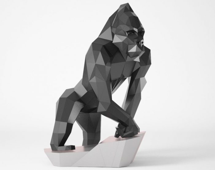 Gorilla Low Poly sitzt auf einem Stein für Papercraft