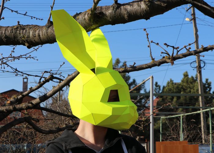 Artisanat en papier avec un masque de lapin