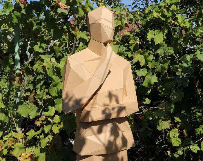 Skulptur eines Mannes in Papierhandwerk in vollem Wachstum
