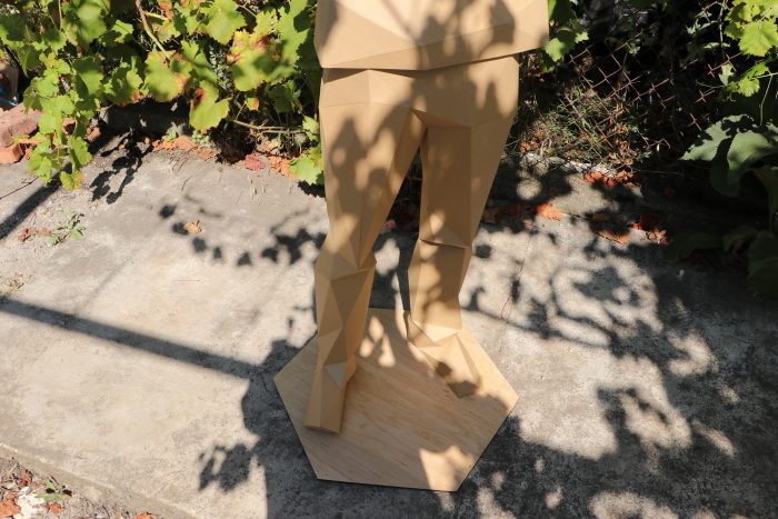 פסל של גבר במלאכת נייר בצמיחה מלאה