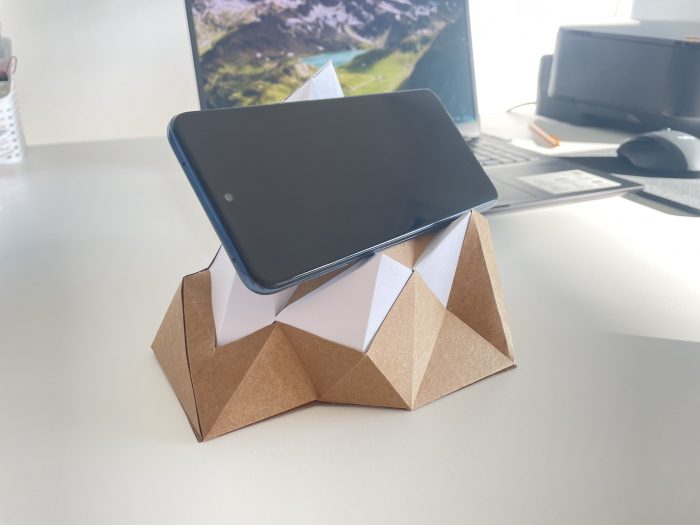 Soporte de montaña para smartphone papercraft DIY